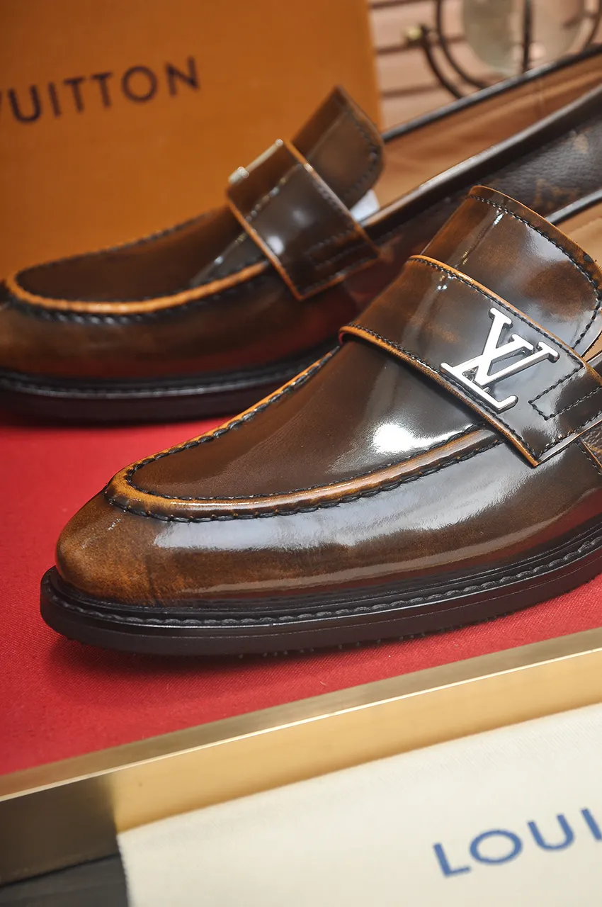 Men's men's shoes 💰460💶 [LV] (original single cowhide lining) 🍀LV's latest genuine leather business suit shoes are launched simultaneously on the official website. The first-layer cowhide imported from Italy is made of heavy gold, 💥1:1 rubber outsole from the official website. Versatile to wear, high-end without losing class, and the color combination is extraordinary. This four-season style is alluring when worn on your feet, showing off your big-name flair. Standard code 38-45 (45 customized)